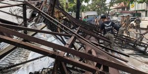 Hujan Deras Disertai Angin, Sebuah Baliho di Buahbatu Bandung Roboh Timpa Bengkel dan Kios
