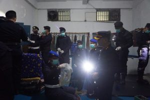 Razia Lapas Cikarang, 15 Benda Tajam dan Barang Terlarang Ditemukan