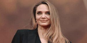 Tulisan Tangan Angelina Jolie Viral, Warganet Ramai-ramai Tebak Isinya
